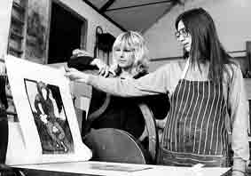 Jenni Navratil (right) in 1981 with fellow artist Helen Ganly